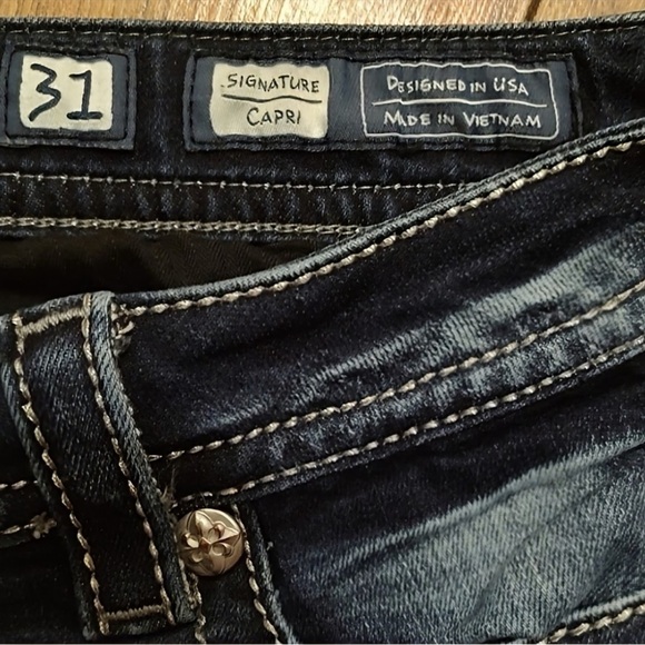 Gorgeous Miss Me Signature Capri Jeans With 21-1/2” Inseam - Picture 6 of 8